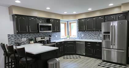 Cozy 2-bedroom apartment with Your Own Private Patio & Hot-Tub