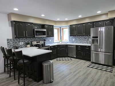 Cozy 2-bedroom apartment with Your Own Private Patio & Hot-Tub