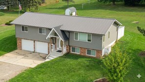 Exterior - Cozy 2-bedroom apartment with Your Own Private Patio & Hot-Tub (Loganville)