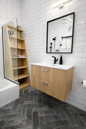 Hair dryer, towels, soap, shampoo - BRAND NEW 18 Mins to NYC! Sleek & Modern 2BR Apt Sleeps 9 (Newark)