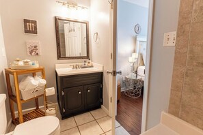 Eco-friendly toiletries, hair dryer, towels, soap - Prime Location-5 Min to Augusta National Golf Club (Augusta)