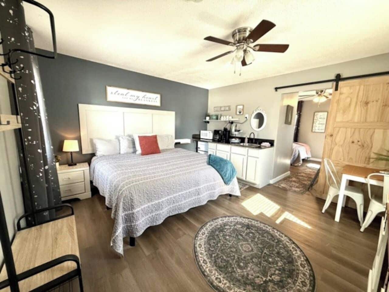 2 habitaciones, tabla de planchar con plancha y cuna de viaje 