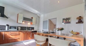 Fridge, microwave, oven, stovetop - La petite maison - SAINT AUBIN DES LANDES (SAINT AUBIN DES LANDES)
