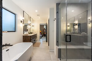 Shower, hair dryer, towels, shampoo - Casa Dona by Oraklus (Beverly Hills)