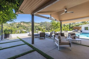 Outdoor dining - Casa Dona by Oraklus (Beverly Hills)