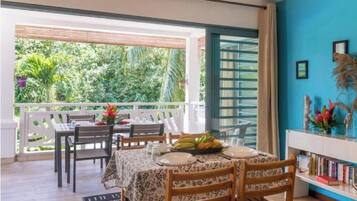Apartemen, patio | Tempat makan outdoor