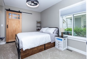 3 bedrooms, desk, iron/ironing board, WiFi (free)