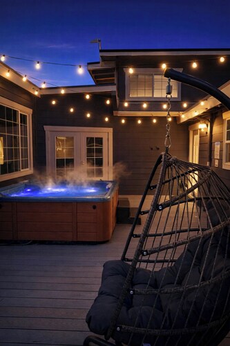 Indoor heated pool + HotTub + Golf view + EV + Games