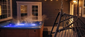 Indoor heated pool + HotTub + Golf view + EV + Games