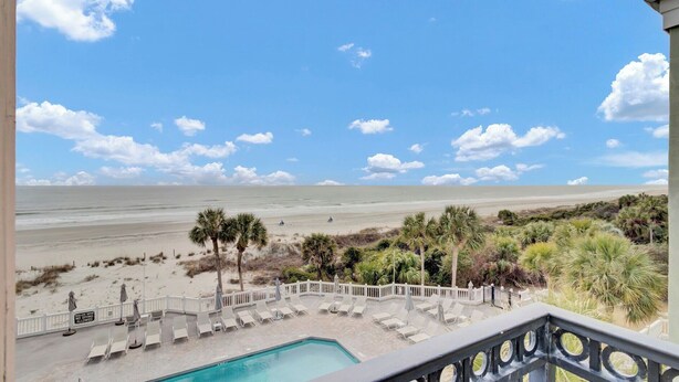 A poolside view with a beach and ocean in the background. - 110 Grand Pavilion by Avantstay Direct Access To Grand Pavilion Boardwalk (Isle of Palms)