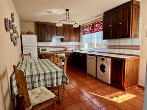 Kühlschrank, Mikrowelle, Ofen, Wasserkocher mit Kaffee-/Teezubehör