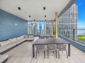 Outdoor dining - Downtown Miami High-Rise | 31st Floor | Pool & Gym (Miami)