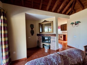 Room - Casa Roja: Panoramic Views & Rural Comfort (El Paso)