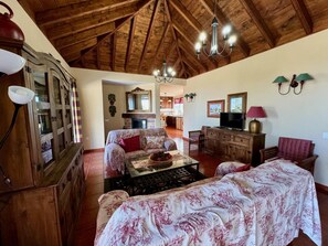 TV - Casa Roja: Panoramic Views & Rural Comfort (El Paso)
