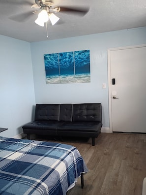 1 bedroom, free WiFi, bed sheets - Cozy Beach Front Studio Condo in Daytona Beach Shores (Daytona Beach)