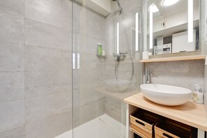 Dusche, Haartrockner, Handtücher