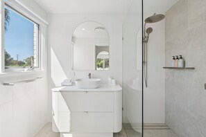 Shower, hair dryer, towels, soap - The Palms Beach House- Sauna, Pet-friendly, Beach! (Arrawarra Headland)