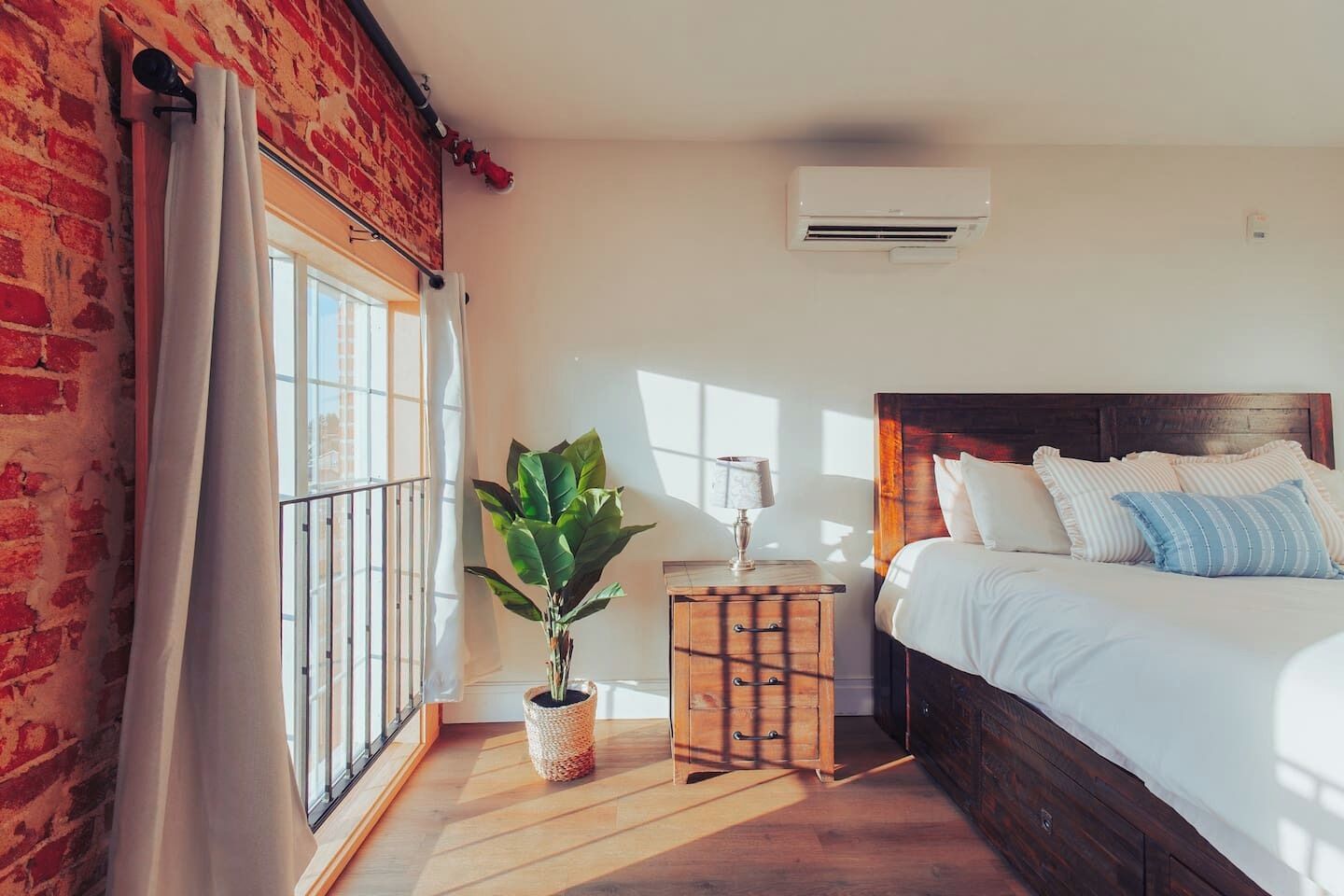 1 bedroom, desk, WiFi, bed sheets