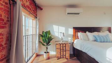 1 bedroom, desk, WiFi, bed sheets