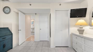 House, Multiple Beds, Hot Tub, Ocean View (CLAYTON STREET 16A) | Interior