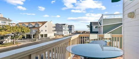 ハウス ベッド (複数台) スパ浴槽 オーシャンビュー (CLAYTON STREET 16A) | 屋外ダイニングエリア