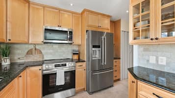 House, Multiple Beds, Hot Tub, Ocean View (CLAYTON STREET 16A) | Private kitchen