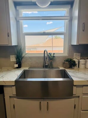 Private kitchen - Charming house in pleasant Yucca Valley (Yucca Valley)