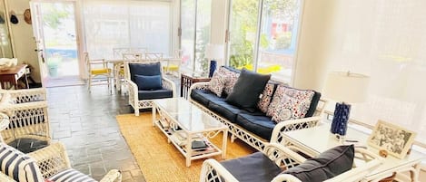 Talo, useita sänkyjä, patio, näköala puutarhaan (COOKMAN STREET 20) | Oleskelualue