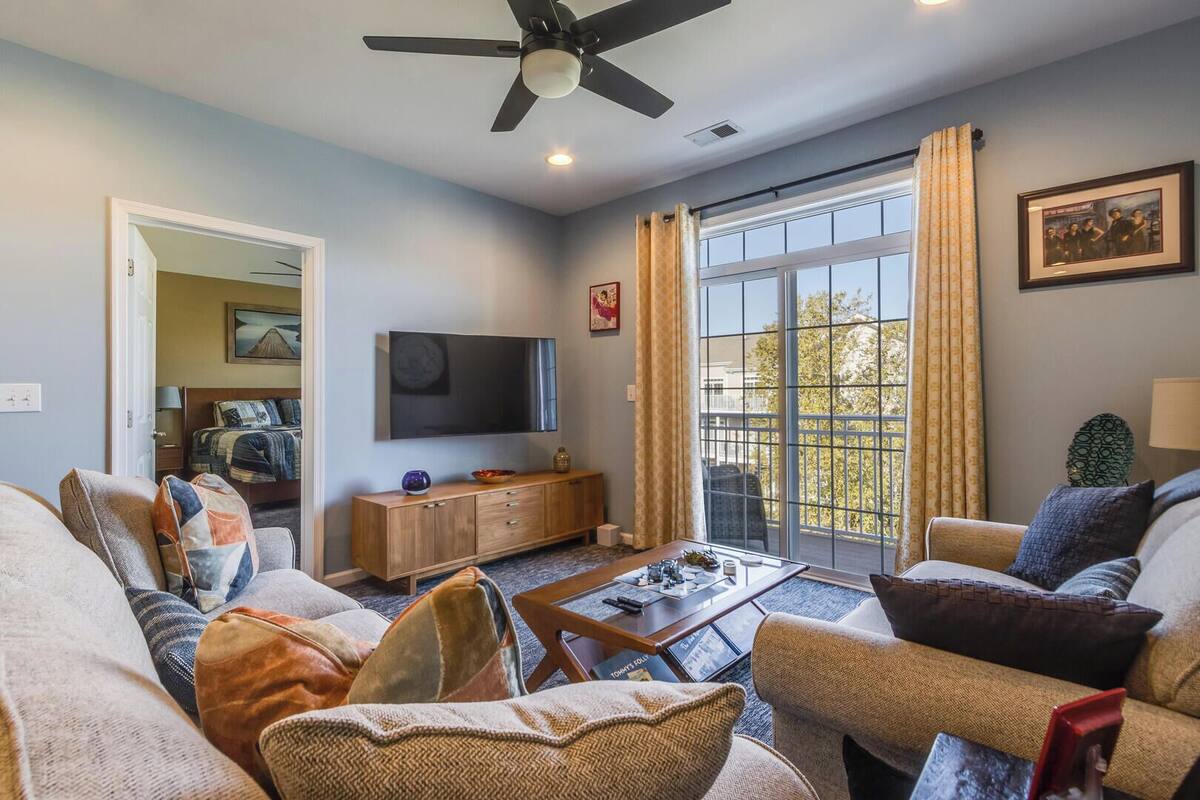 Condo, Plusieurs lits, balcon, vue sur la piscine (CHELMER DRIVE 19688 #17) | Aire de séjour