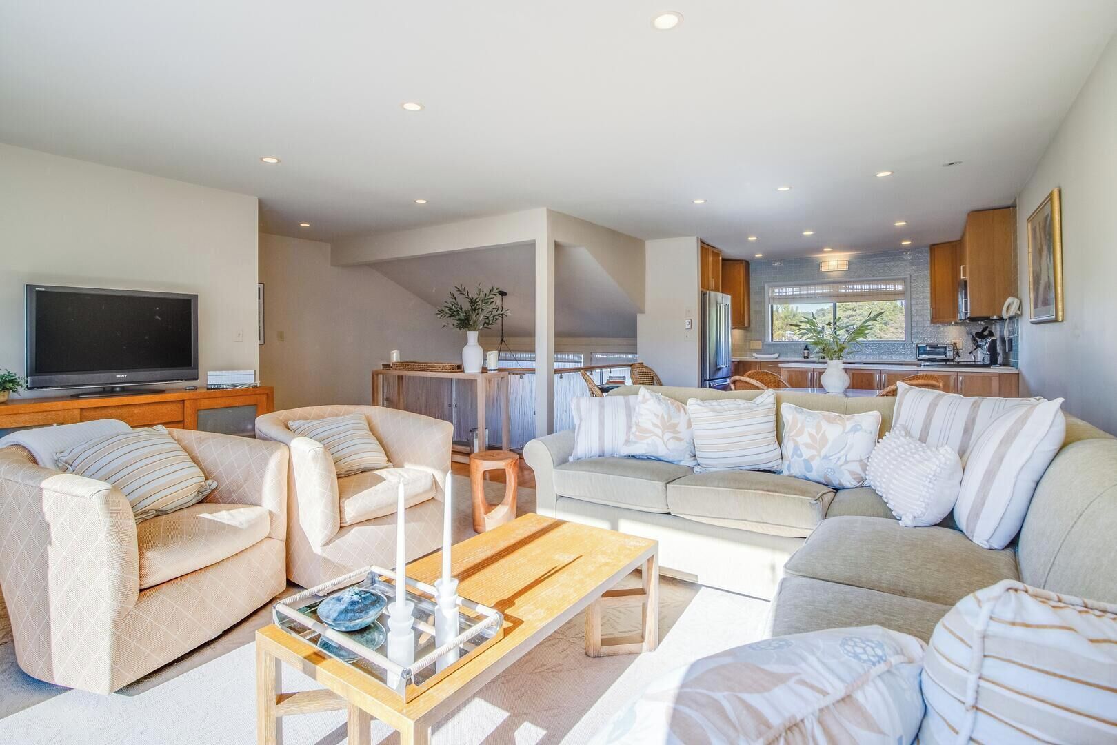 House, Multiple Beds, Kitchen, Pool View (SNUG HARBOR 7) | Living area