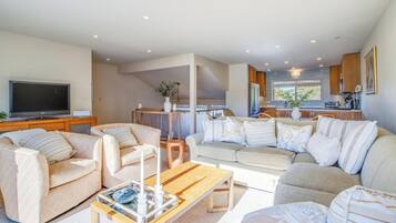 House, Multiple Beds, Kitchen, Pool View (SNUG HARBOR 7) | Living area