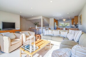 Nhà, nhiều giường, bếp, quang cảnh hồ bơi (SNUG HARBOR 7) | Khu phòng khách