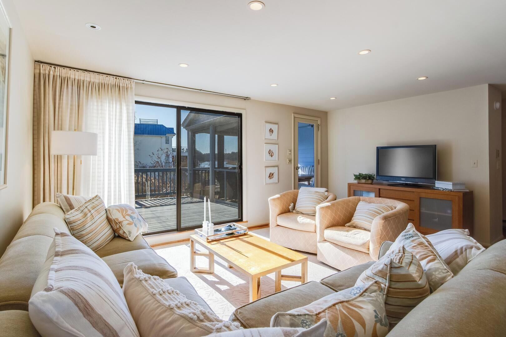 House, Multiple Beds, Kitchen, Pool View (SNUG HARBOR 7) | Living area