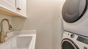 House, Multiple Beds, Patio, City View (SUSSEX STREET 50) | Interior