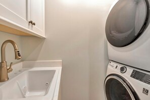 Nhà, nhiều giường, sân hiên, quang cảnh thành phố (SUSSEX STREET 50) | Nội thất