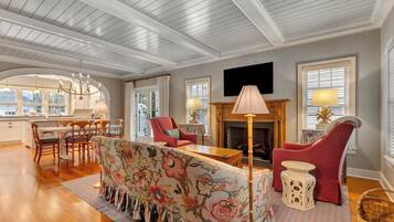 House, Multiple Beds, Patio, City View (SUSSEX STREET 50) | Living area