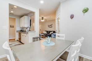 Condo, nhiều giường, bếp, quang cảnh hồ bơi (CASCADE LANE 515) | Nội thất