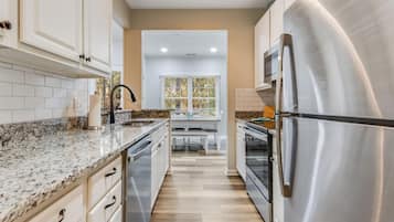 Condo, Multiple Beds, Kitchen, Pool View (CASCADE LANE 515) | Private kitchen