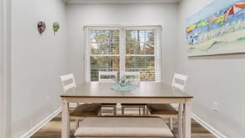 Condo, Multiple Beds, Kitchen, Pool View (CASCADE LANE 515) | 2 bedrooms, individually decorated, individually furnished