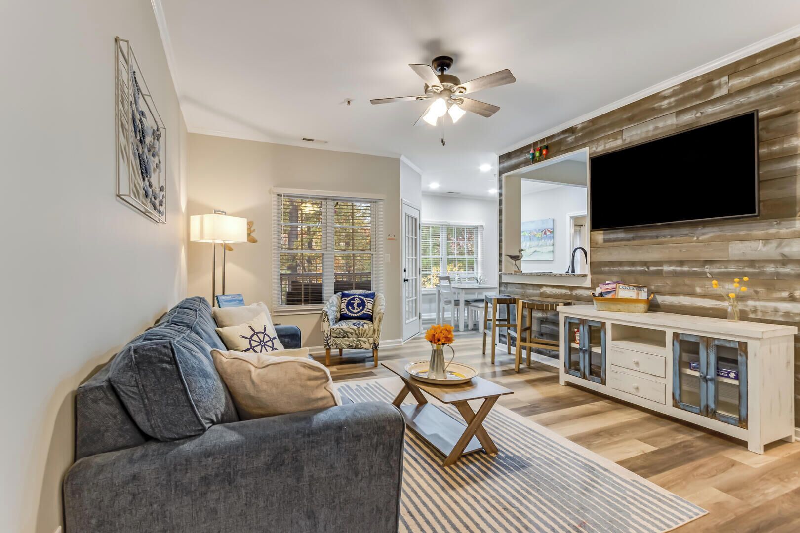 Condo, nhiều giường, bếp, quang cảnh hồ bơi (CASCADE LANE 515) | Khu phòng khách