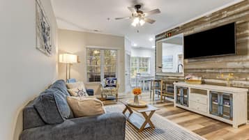 Condo, Multiple Beds, Kitchen, Pool View (CASCADE LANE 515) | Living area
