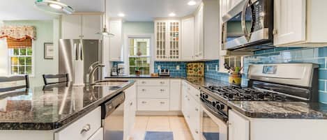 Hus - flera sÀngar - uteplats - utsikt mot trÀdgÄrden (COLUMBIA AVENUE 72) | Eget kök