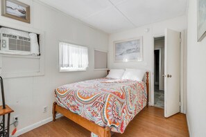 Departamento, varias camas, cocina, vista al océano (OLIVE AVENUE 3 APT #1) | 1 habitación, decoración personalizada y muebles diferentes 