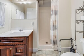 Departamento, varias camas, cocina, vista al océano (OLIVE AVENUE 3 APT #1) | Baño | Toallas 