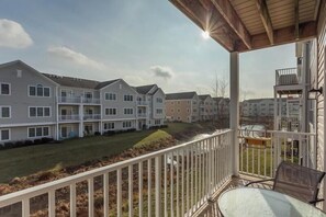 Condo, Berbilang Katil, Balcony, City View (NEWRY DRIVE 20005 #8) | Pemandangan dari bilik