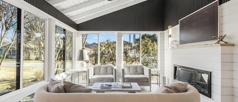 คอทเทจ, หลายเตียง, ลานระเบียง, วิวสวน (FIRST STREET 21170) | บริเวณนั่งเล่น