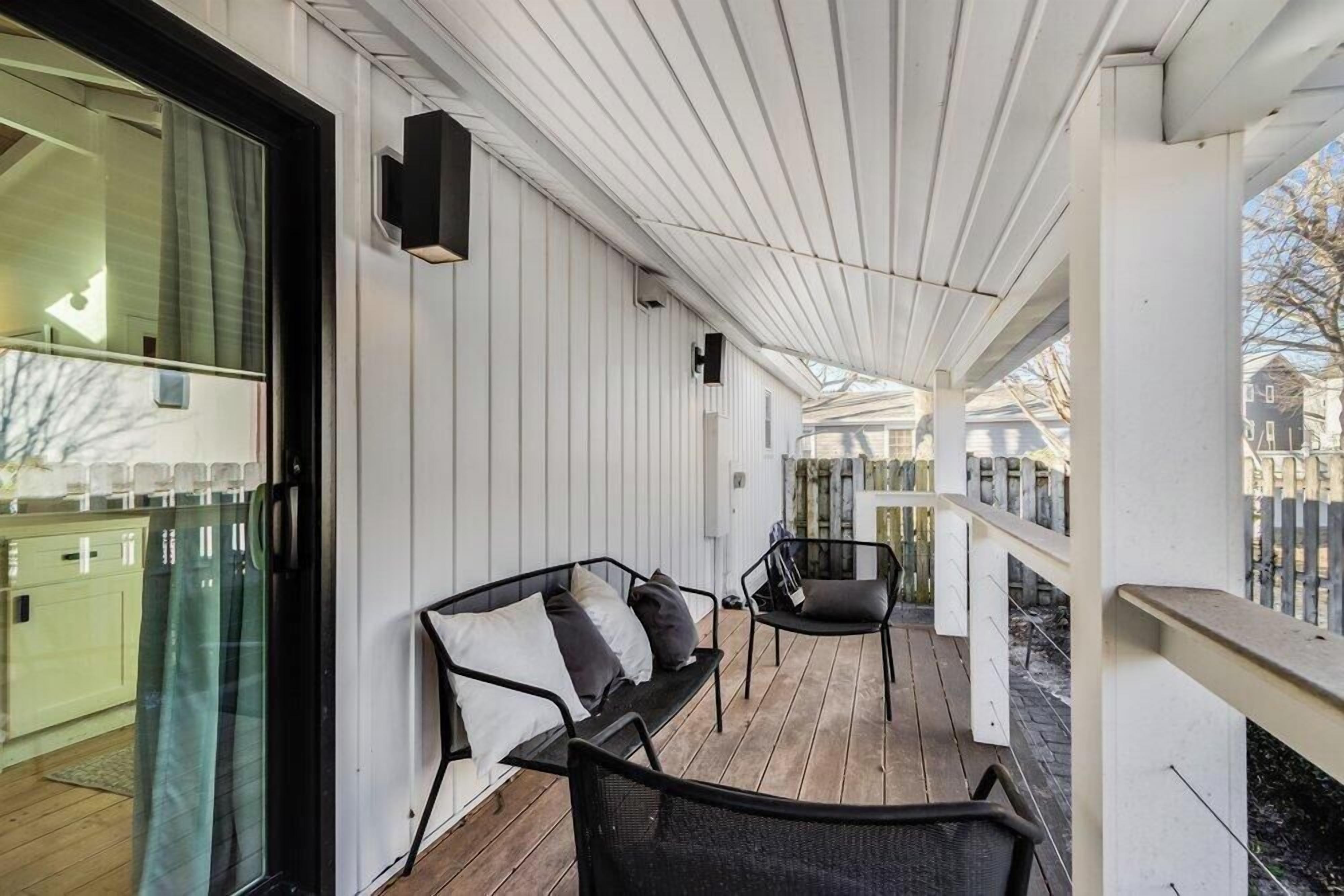 Mökki, useita sänkyjä, patio, näköala puutarhaan (FIRST STREET 21170) | Terassi/patio