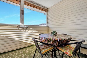 Condo, Multiple Beds, Kitchen, Pool View (PALM DRIVE 36525 #5304) | Outdoor dining - Palm Drive 36525 #5304 (Rehoboth Beach)