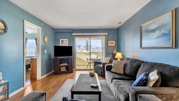 Condo, Multiple Beds, Kitchen, Pool View (PALM DRIVE 36525 #5304) | Living area