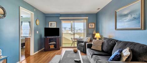 Condo, Plusieurs lits, cuisine, vue sur la piscine (PALM DRIVE 36525 #5304) | Aire de séjour